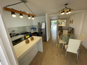 Jääkaappi, mikroaaltouuni, uuni, liesi