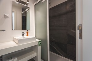 Shower, hair dryer, towels