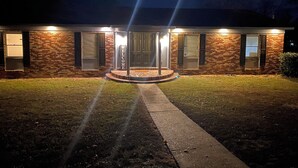 A building with a brick facade, a welcome sign, and a well-lit entrance. - Spacious 5-bedroom house in fabulous Hot Springs 1.2 miles from Oaklawn Park (Hot Springs)