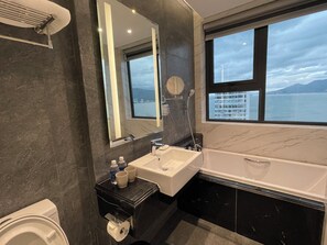 Douche, séchoir à cheveux, serviettes fournies, savon