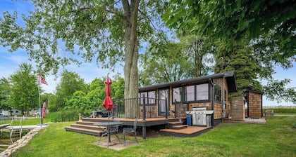 Cozy & Scenic Lakeside Retreat