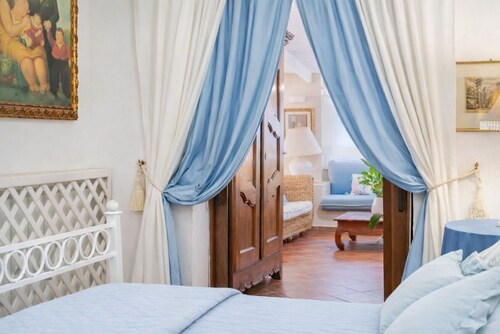 Villa Junco is located in Villasimius, its privileged position, a few steps from the Porto Giunco ​​beach, makes it an ideal holiday place in which to stay.To complete the comfort and luxury features, the villa has a swimming pool for exclusive use, 