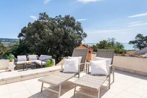 Terrace/patio - Villa Junco is located in Villasimius, its privileged position, a few steps from the Porto Giunco ​​beach, makes it an ideal holiday place in which to stay.To complete the comfort and luxury features, the villa has a swimming pool for exclusive use,  (Notteri)