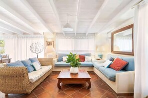 TV - Villa Junco is located in Villasimius, its privileged position, a few steps from the Porto Giunco ​​beach, makes it an ideal holiday place in which to stay.To complete the comfort and luxury features, the villa has a swimming pool for exclusive use,  (Notteri)