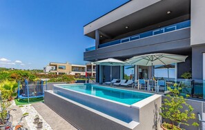 Een binnenzwembad en een verwarmd zwembad