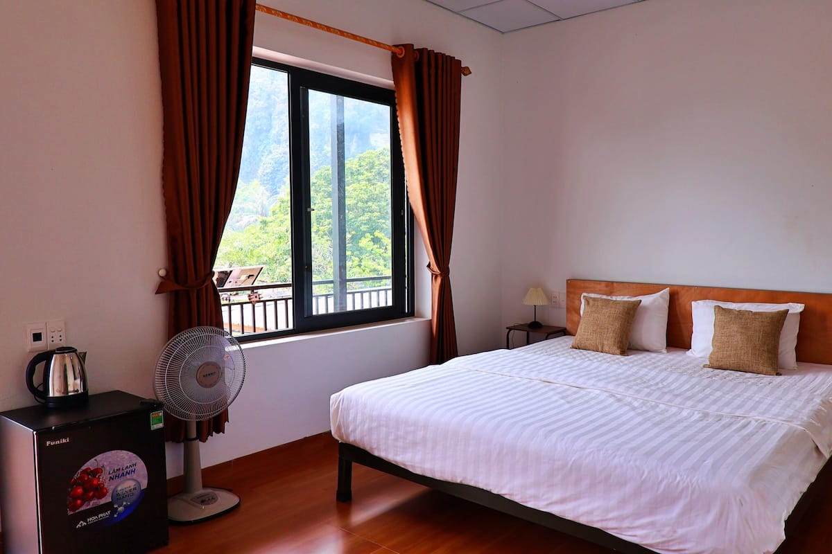 Habitación básica doble, vista a la montaña | Minibar, escritorio, espacio para trabajar con laptop y insonorización