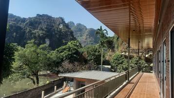 Vista frontal de la propiedad