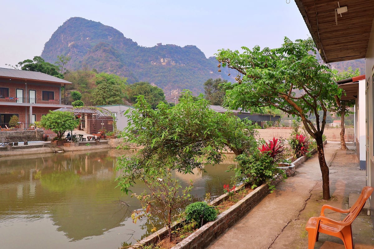 Habitación cuádruple, vista a la montaña, junto al lago | Minibar, escritorio, espacio para trabajar con laptop y insonorización