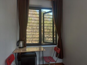 Desk, laptop workspace, soundproofing, free WiFi - Trang an pristine view homestay (Hoa Lu)