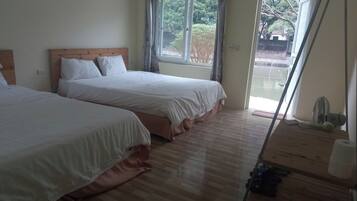 Habitación Confort, vista al lago | Escritorio, espacio para trabajar con laptop y insonorización