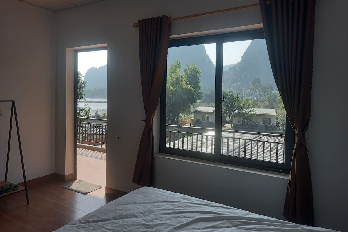 Comfort Room, Lake View | Desk, laptop workspace, soundproofing, free WiFi