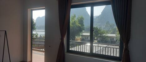 Comfort-Zimmer, Seeblick | Schreibtisch, laptopgeeigneter Arbeitsplatz, schallisolierte Zimmer