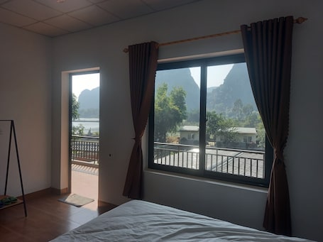 Escritorio y espacio para trabajar con laptop . Trang an pristine view homestay