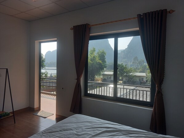 Comfort Room, Lake View | Desk, laptop workspace, soundproofing, free WiFi