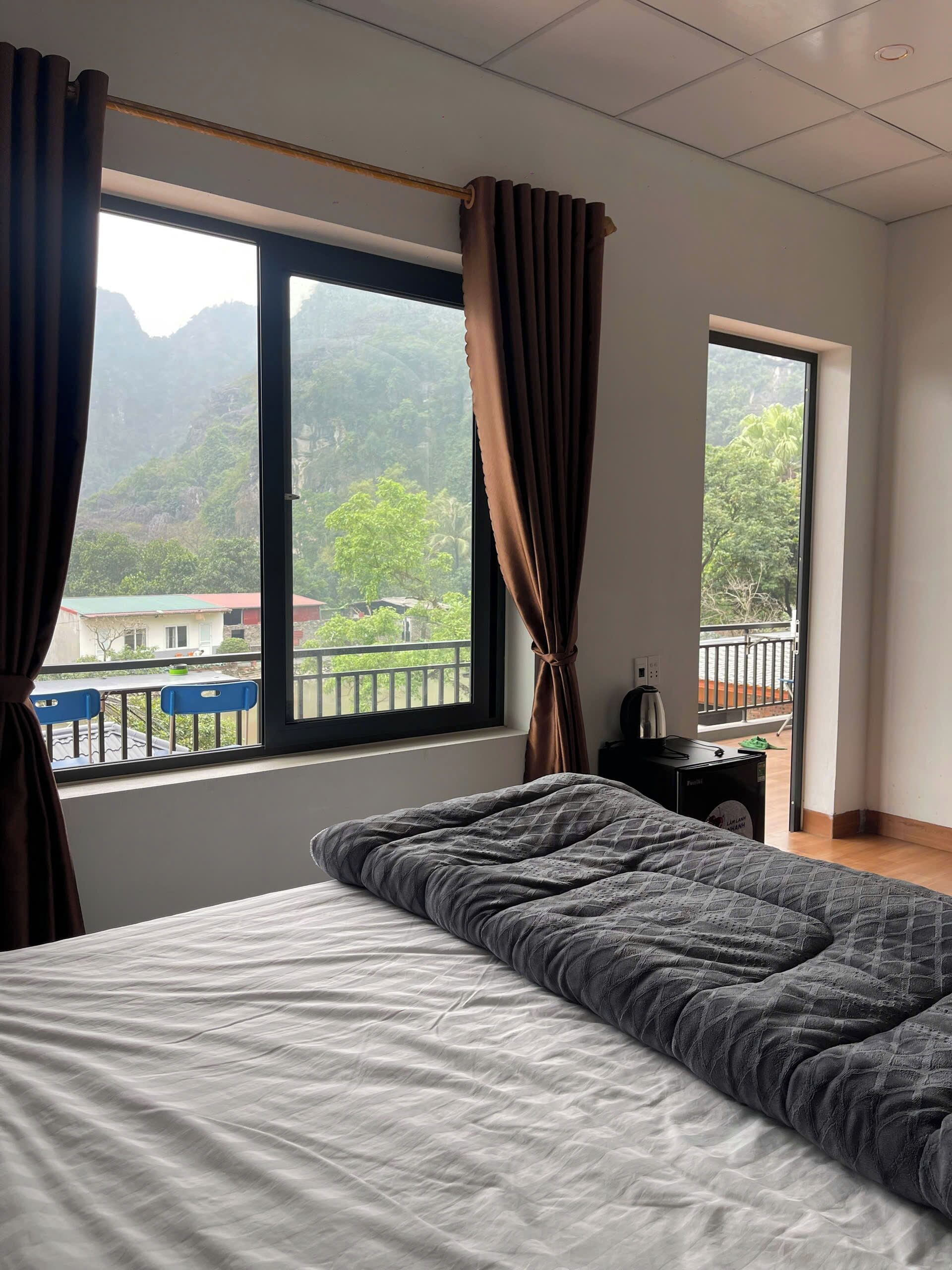 Minibar, bureau, espace de travail pour ordinateur portable