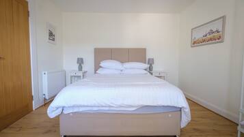 2 slaapkamers, een strijkplank/strijkijzer, wifi, beddengoed