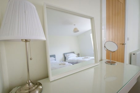 2 bedrooms, iron/ironing board, WiFi, bed sheets. Gorgeous, fully refurbished centrally located cosy cottage