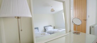 Gorgeous, fully refurbished centrally located cosy cottage