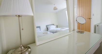 Gorgeous, fully refurbished centrally located cosy cottage