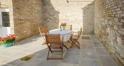 Gorgeous, fully refurbished centrally located cosy cottage