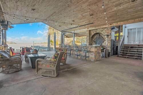 Lakefront 5BR w/ Jacuzzi and Grill – Sleeps 12