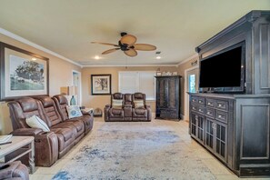 TV - Lakefront 5BR Home w/ Jacuzzi and Outdoor Grill (Gilbert)