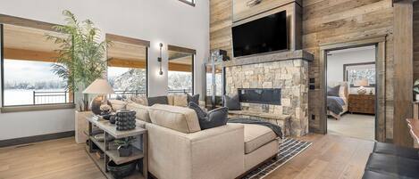 TV connectée, cheminée, jeux vidéo, lecteur de DVD