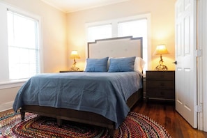 2 bedrooms, WiFi, bed sheets - Cottage Retreat with Starlink & Small-Town Charm, Charming bungalow with fenced yard and Starlink Wi... (Gatesville)