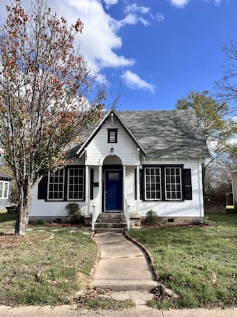 Exterior. Cottage Retreat with Starlink & Small-Town Charm, Charming bungalow with fenced yard and Starlink Wi...