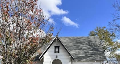 Large fenced yard near town square (Starlink WiFi), Charming bungalow with fenced yard and Starlink