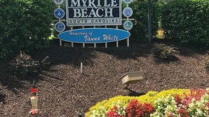 Placa indicando North Myrtle Beach, Carolina do Sul, como cidade natal de Vanna White.
