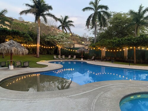 Stunning full Ocean View, charming 2Beds condo with fitness room, WiFi