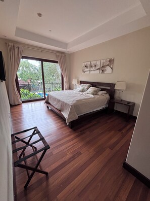 2 chambres, coffres-forts dans les chambres, bureau