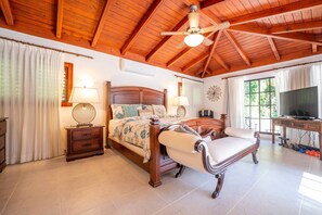 4 Schlafzimmer, Zimmersafe, Bügeleisen/Bügelbrett, kostenloses WLAN