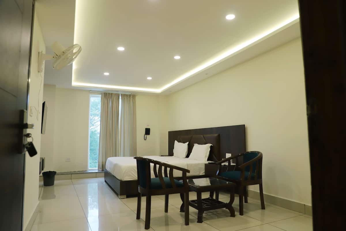 Deluxe Room, Garden View | 1 bilik tidur, meja, langsir/tirai gelap terus, seterika/papan seterika
