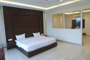 Luxury Suite, Balcony, Garden View | Desk, blackout drapes, iron/ironing board, free WiFi - Hotel Veera (Mukerian)