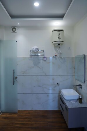 Luxury Suite, Balcony | Bathroom