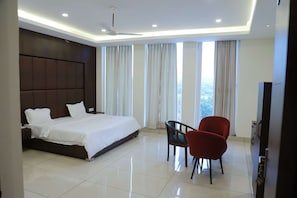 Suíte superluxo, sacada | Escrivaninha, cortinas blackout, ferros/tábuas de passar roupa