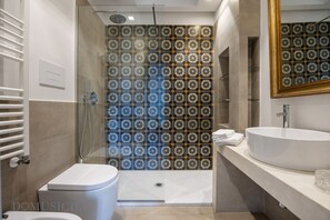 Ducha, artículos de higiene personal gratuitos, secador de pelo y bidé