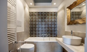 Douche, sèche-cheveux, bidet