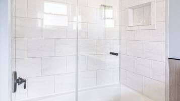 Ducha, secador de pelo, bidet, toallas