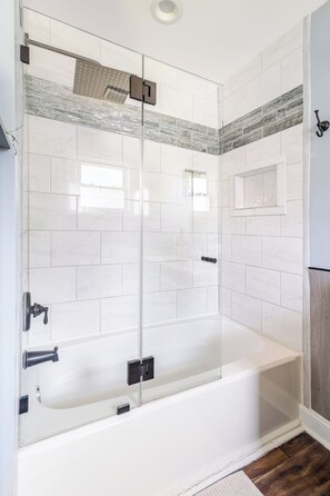 Bruser, hårtørrer, bidet, håndklæder