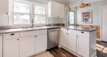 Charming 2BR 2BA home - Belmont Hist District, steps from Stowe Manor & Downtown