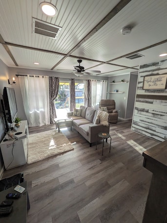 Smart TV, fireplace, video games, books. New-Lakewood Ranch Private Cottage/Pool on 5 Acres of Waterfront-Lake Manatee