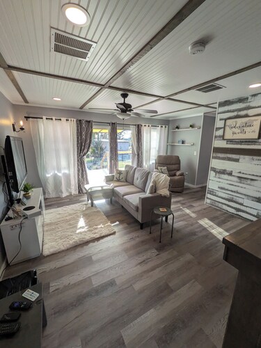 New-Lakewood Ranch Private Cottage/Pool on 5 Acres of Waterfront-Lake Manatee 