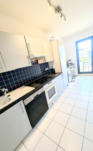 Kühlschrank, Mikrowelle, Ofen, Geschirrspüler