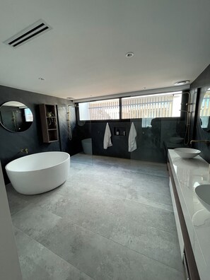 Shower, hair dryer, towels, soap - Stunning Luxury Waterfront Retreat – Sleeps 12, Pool, Spa & Entertainment Galore (Safety Beach)