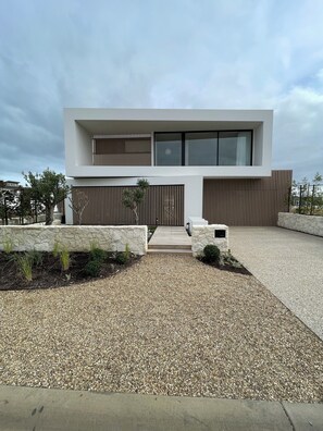 Exterior - Stunning Luxury Waterfront Retreat – Sleeps 12, Pool, Spa & Entertainment Galore (Safety Beach)