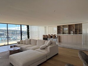 Smart TV, video games, books, stereo - Stunning Luxury Waterfront Retreat – Sleeps 12, Pool, Spa & Entertainment Galore (Safety Beach)