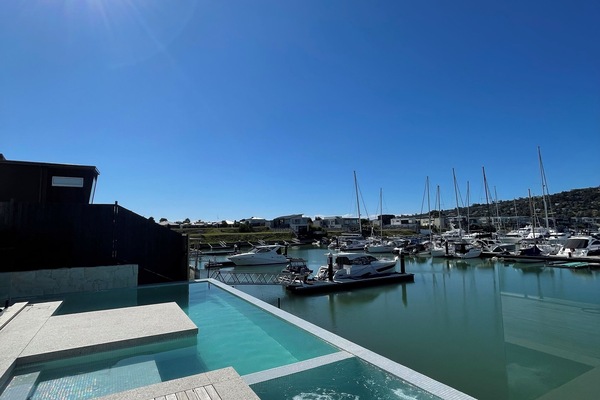 Una piscina al aire libre, una piscina climatizada